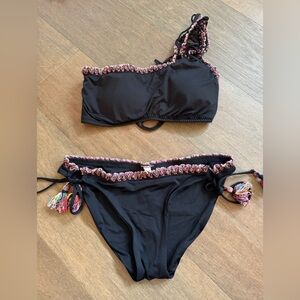 BECCA one shoulder black and raffia ruffle trip bikini top and bottom size Small